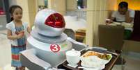  Cada robô custa a Song cerca 4.000 yuanes, o equivalente ao salário anual de um funcionário de carne e osso  Foto: Johannes Eisele / AFP