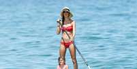 Alessandra Ambrosio faz stand up paddle no Havaí   Foto: The Grosby Group