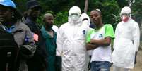 Agentes de saúde e moradores da Libéria receberam o soro experimental nesta quinta-feira  Foto: STR / AFP