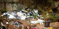 Os destroços do avião se espalharam por um bairro populoso de Santos  Foto: Delamônica / Futura Press