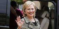 <p>Hillary Clinton acena para a imprensa&nbsp;ap&oacute;s uma reuni&atilde;o no Pal&aacute;cio do Eliseu, em Paris, em 8 de julho&nbsp;</p><p>&nbsp;</p>  Foto: Benoit Tessier / Reuters