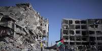 <p>Palestinos que perderam suas casas e seus estabelecimentos durante a ofensiva israelense sentam-se em um abrigo improvisado na cidade de Beit Lahiya, norte da Faixa de Gaza, em 11 de agosto</p>  Foto: Khalil Hamra / AP