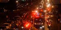 Uma multidão acompanhou o cortejo fúnebre de Eduardo Campos e sua equipe no fim da noite de sábado e início da madrugada deste domingo  Foto: Fernando Frazão / Agência Brasil