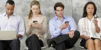 Síndrome do "sempre ligado" afeta pessoas que não conseguem largar de seus smartphones  Foto: Thinkstock / BBC Mundo