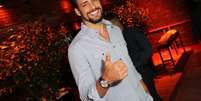 <p>Cauã Reymond mostrou bom humor ao posar para os fotógrafos</p>  Foto: Anderson Borde / AgNews
