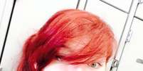 Adolescente foi expulsa de aula por cabelos tingidos de vermelho  Foto: Facebook/Hayleigh Black / Reprodução