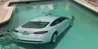 <p>Carro mergulhou em piscina ap&oacute;s motorista de 85 anos perder&nbsp;o controle da dire&ccedil;&atilde;o</p>  Foto: Youtube / Reprodução