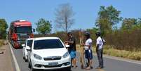 <p>Índios cobram pedágio que varia de R$ 20 a R$ 50</p>  Foto: Denis Farias / Terra