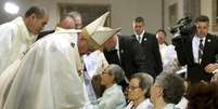 Papa Francisco cumprimenta mulheres que foram forçadas à escravidão sexual pelos militares japoneses durante a Segunda Guerra Mundial  Foto: AP