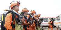 Equipe de resgate se prepara para a retirada de soterrados após explosão de mina na China  Foto: Stringer  / Reuters