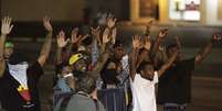 <p>Manifestantes levantam as mãos durante protestos contra a morte de Michael Brown</p>  Foto: Joshua Lott / Reuters