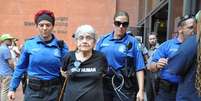 <p>Hedy Epstein &eacute; detida por policiais durante manifesta&ccedil;&atilde;o em Ferguson</p>  Foto: Twitter