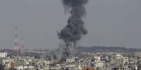 <p>Fumaça é vista em Gaza após ataque israelense, em 19 de agosto </p>  Foto: Ahmed Zakot / Reuters