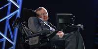 <p>O cientista Stephen Hawking é uma exceção: recebeu diagnóstico aos 21 anos e, aos 72, continua vivo e produtivo, mesmo com todas as limitações que a doença impõe</p>  Foto: Dan Kitwood / Getty Images 