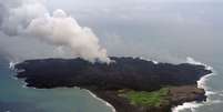 Ilha vulcânica pode provocar um tsunami se suas camadas de lava afundarem no mar  Foto:  JAPAN COAST GUARD / AFP
