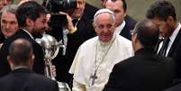 <p>No mês passado, Papa recebeu uma cometiva do San Lorenzo e recebeu presente uma réplica da taça da Libertadores da América, título recém conquistado pelo time</p>  Foto: AFP