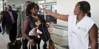 <p>Uma agente&nbsp;de sa&uacute;de mede&nbsp;a temperatura de uma passageira&nbsp;com um term&ocirc;metro digital a laser no aeroporto internacional Felix Houphouet Boigny em Abidjan, Costa do Marfim, em&nbsp;13 de agosto</p>  Foto: Luc Gnago / Reuters