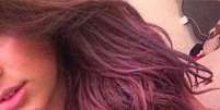 Bruna Marquezine aparece com cabelo parcialmente rosa    Foto: @brumarquezine/Reprodução/Instagram