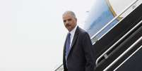 <p>O secretário de Justiça dos Estados Unidos, Eric Holder, desembarca no Aeroporto Internacional de St. Louis em 20 de agosto</p>  Foto: Pablo Martinez Monsivais / Reuters