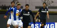 Hernanes tenta jogada durante vitória da Inter de Milão na Liga Europa  Foto: Halldor Kolbeins / AFP