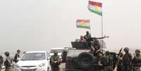 <p>Combatentes curdos ficam de guarda na Represa de Mossul, no norte do Iraque, em 19 de agosto</p>  Foto: Reuters