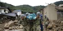<p>Soldados das for&ccedil;as de autodefesa procuram&nbsp;por sobreviventes ap&oacute;s&nbsp;um deslizamento de terra ter varrido&nbsp;uma &aacute;rea residencial em&nbsp;Hiroshima, oeste do Jap&atilde;o, em&nbsp;20 de agosto</p>  Foto: Toru Hanai / Reuters