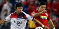 <p>Já acertado com o Corinthians, Óscar Romero (esq) fez gol em vitória do Cerro Porteño</p>  Foto: Ivan Franco / EFE