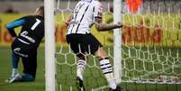 <p>Guerrero comemora com a torcida na Arena Corinthians</p>  Foto: Friedemann Vogel / Getty Images 