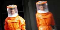 <p>Epidemia já deixou mais de 1,4 mil mortos; acima, médicos em treinamento contra o ebola</p>  Foto: Reuters