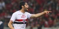 Kak&aacute; orienta companheiros em vit&oacute;ria no RS  Foto: Rubens Chiri / S&atilde;o Paulo FC / Divulga&ccedil;&atilde;o