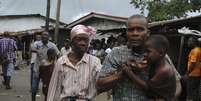 <p>Moradores fogem de zona de conflito entre residentes e policiais em uma favela da Libéria</p>  Foto: James Harding Giahyue / Reuters