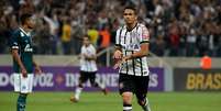 Luciano fez tr&ecirc;s gols no jogo e foi o grande nome da vit&oacute;ria corintiana  Foto: Luis Moura / Gazeta Press