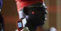 <p>Agente de saúde mede a temperatura de um homem na Nigéria; país tem 16 casos</p>  Foto: Afolabi Sotunde / Reuters