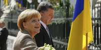 <p>Chanceler alemã Angela Merkel foi recebida pelo presidente ucraniano Petro Poroshenko</p>  Foto: Gleb Garanich / Reuters