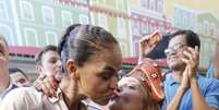 <p>Marina Silva recebe beijo de mulher durante visita ao Centro de Tradições Nordestinas, em São Paulo</p>  Foto: Reuters