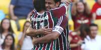 Fred abraça Conca após gol do meia argentino  Foto: Matheus Andrade / Photocamera