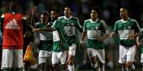 Juninho é festejado pelo gol da vitória do Palmeiras  Foto: Friedemann Vogel / Getty Images 