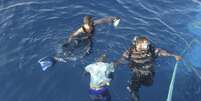 O corpo de um imigrante é resgatado no Mediterrâneo  Foto: Aimen Elsahli / Reuters