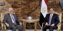Presidente do Egito, al-Sisi, encontra o presidente palestino, Mahmoud Abbad, neste sábado  Foto: The Egyptian Presidency / Reuters