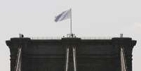 <p>Em julho, foram colocadas duas bandeiras brancas no topo da ponte do Brooklyn</p>  Foto:  Richard Drew / Reuters