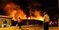 As chamas consumiram o material da fábrica na zona sul de São Paulo  Foto: Vinícius Gonçalves / Futura Press