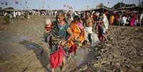 Hindus andam em chão com lama em Allahabad nesta segunda-feira  Foto: Rajesh Kumar Singh / AP