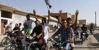 Moradores da cidade de Tabqa comemoram a tomada da base aérea pelo Estado Islâmico nesta segunda-feira  Foto: Stringer / Reuters