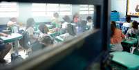 Um professor de biologia de uma escola particular na Bahia reverteu a hostilidade dos alunos após discursar por uma hora com olho sangrando  Foto: BBC News Brasil