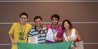 <p>André (de amarelo) com os colegas de equipe da UFMG na 21ª Competição Internacional de Matemática para Estudantes Universitários, na Bulgária </p>  Foto: Arquivo pessoal / Reprodução