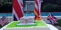 No bolo da Embaixada britânica, Casa Branca aparece cercada por velas de faíscas  Foto: BBC News Brasil
