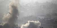 Bombardeios a prédios altos e residenciais mataram, pelo menos, duas pessoas nesta terça-feira  Foto: Ahmed Zakot  / Reuters
