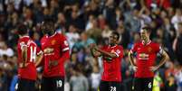 Jogadores do Manchester United lamentam goleada na Copa da Liga Inglesa  Foto: Eddie Keogh / Reuters
