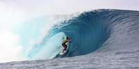 Gabriel Medina no alto em Teahupoo; onda para poucos  Foto: GREGORY BOISSY / AFP