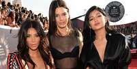 As irmãs Kim Kardashian, Kendall Jenner, Kylie Jenner optaram pelos fios soltos  Foto: Getty Images 